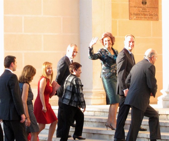 La Reina, Saludando A Su Entrada Al MARQ, Acompañada De Alberto Fabra