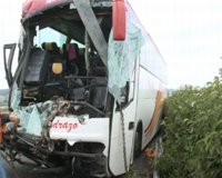 Un muerto, dos heridos graves y unos 40 leves al colisionar un autobús y un camión en Colindres