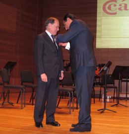 José Rolando Álvarez Coloca La Medalla De Oro A Tomás Villanueva