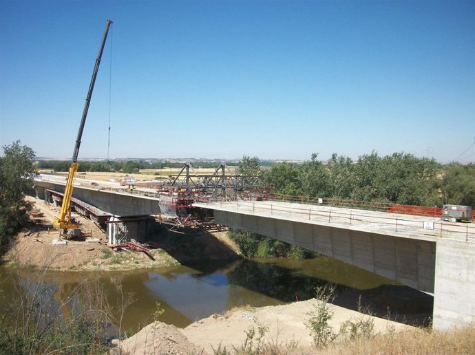 Viaducto Del Pisuerga Entre Santovenia Y Cabezón, En Valladolid