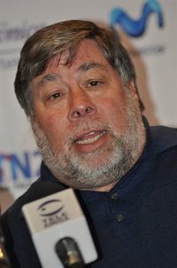 Steve Wozniak hace cola para comprar el iPhone 4S