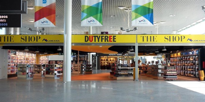 Tienda De Aldeasa En El Aeropuerto De Santiago