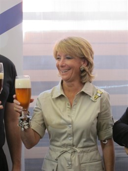 Aguirre Durante Su Visita A Una Fábrica Cervecera