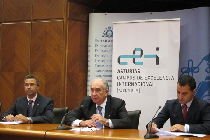 El Rector De La Universidad De Oviedo Con Miembros De Su Equipo