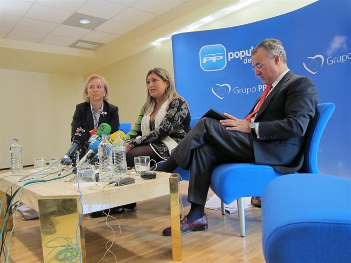 Herranz, Acompañada De Fernández Y Garriga, Interviene En La Rueda De Prensa. 