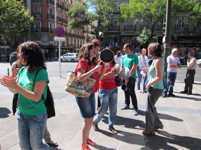 Una Decena De Profesores Se Manifiesta Ante La Sede Del PP En La Calle Génova Co