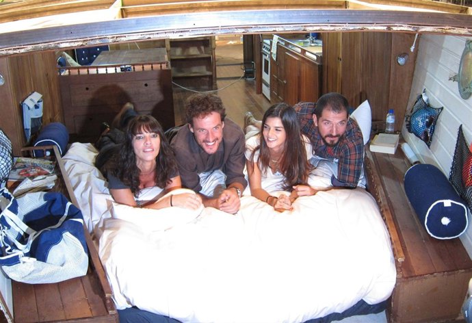 Los Protagonistas De 'Fin' Con El Director De La Película, Jorge Torregrosa