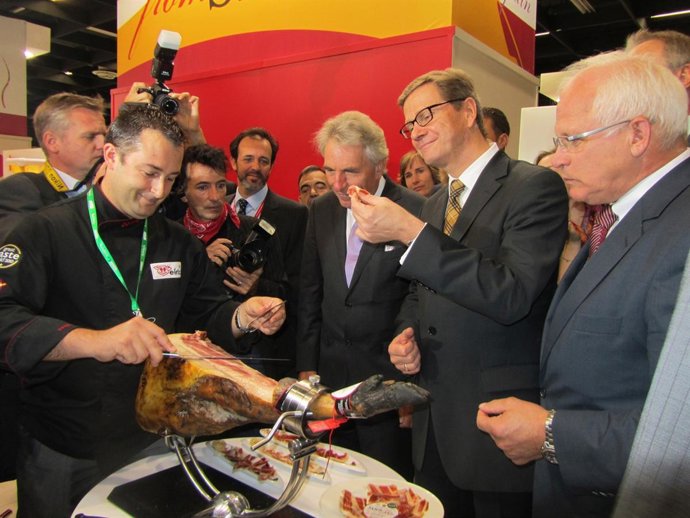 El Ministro Alemán De Exteriores, Guido Westerwelle, Visita Un Stand Andaluz.