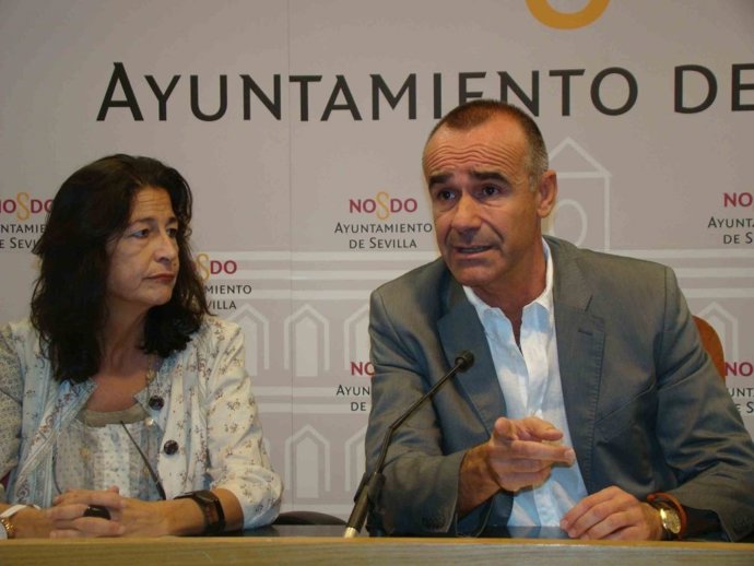 Los Socialistas De Pablos Y Muñoz Durante La Rueda De Prensa