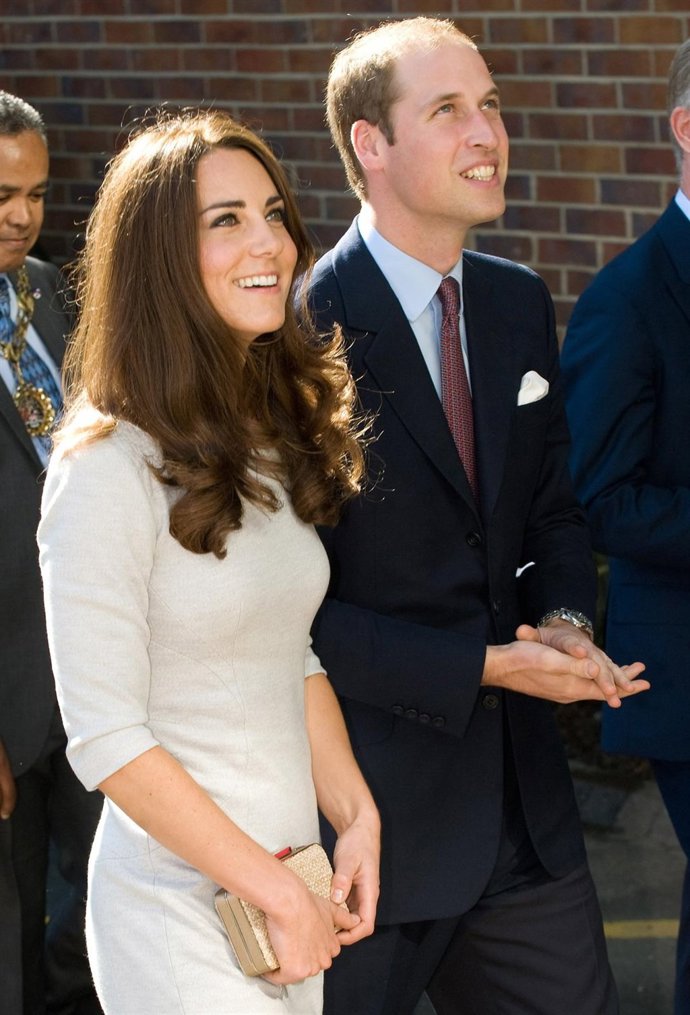 Los Duques De Cambridge En Una Visita Al Hospital De Belmont 