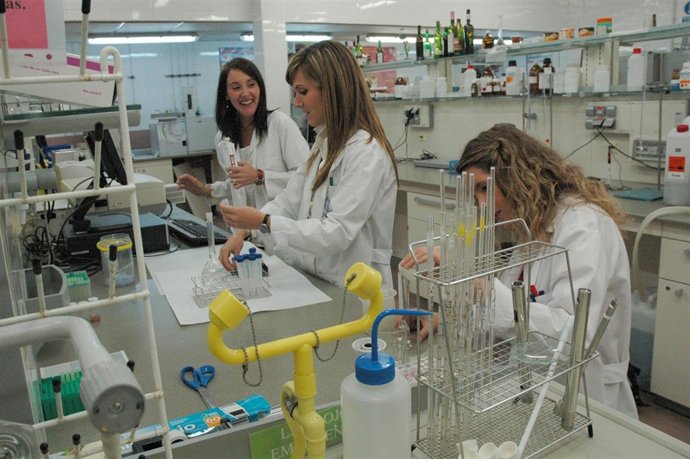 Investigadoras De La UCAM Realizando Estudios En El Laboratorio