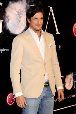 Posado De Rafael Medina 