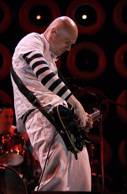 Billy Corgan y Jimmy Chamberlin, de los Smashing Pumpkins en concierto