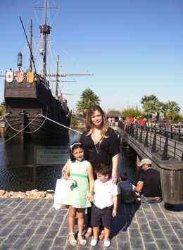 Visitantes En El Muelle De Las Carabelas. 