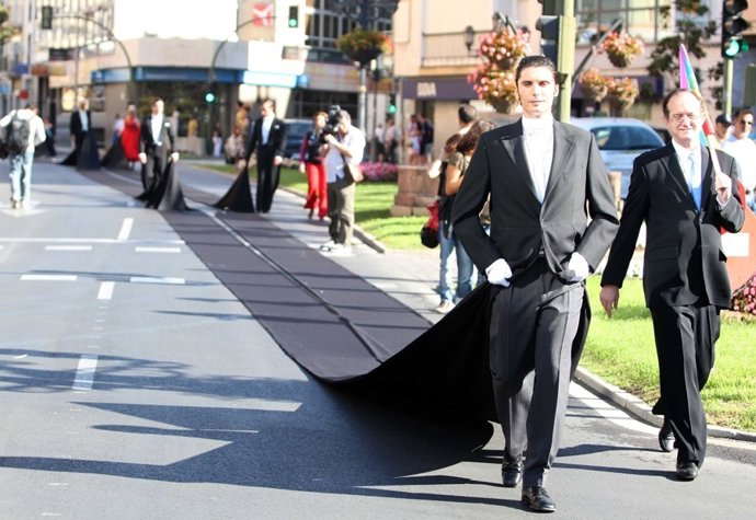 Presentación Del Frac Más Largo Del Mundo