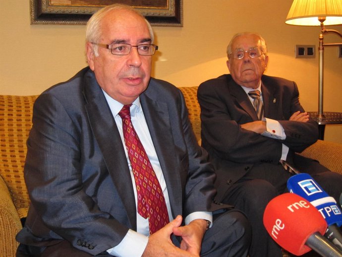 Areces Con José Luis Martínez, Presidente Del Ateneo Jovellanos