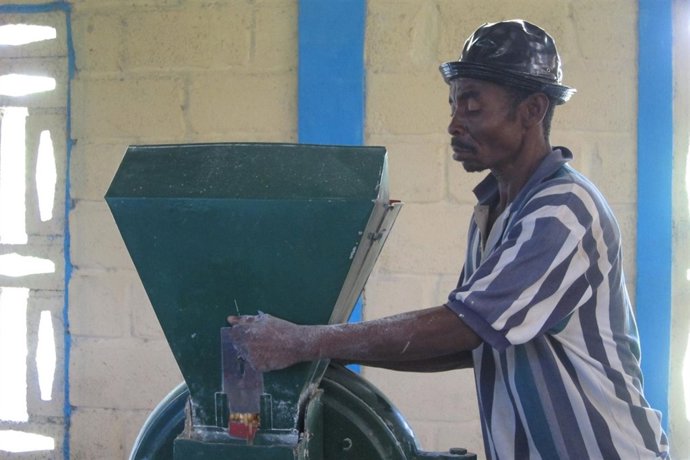 Un Hombre Muele Maíz