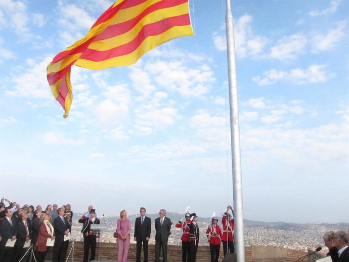 Izada De La 'Senyera' En El Castell De Montjuïc En Homenaje A Companys