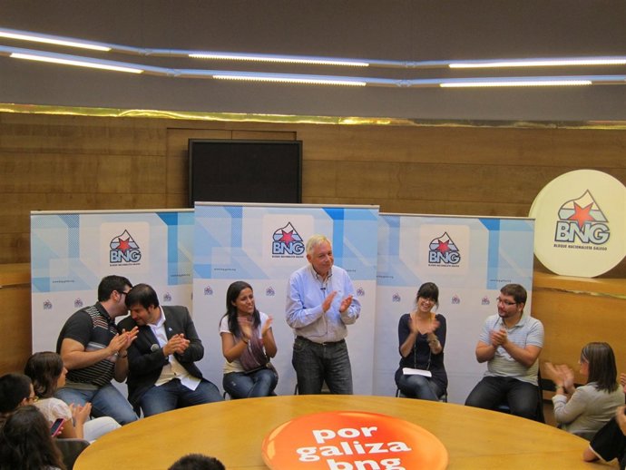 Guillerme Vázquez Rodeado De Candidatos Del BNG A Las Cortes