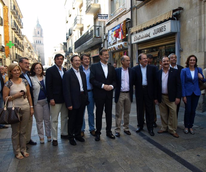 Mariano Rajoy Acompañado Por Dirigentes Del PP En La Calle La Rúa De Salamanca