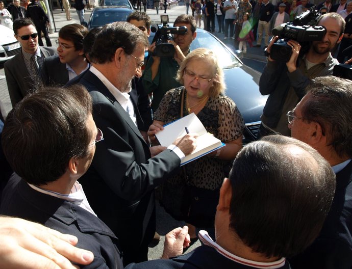 Mariano Rajoy Firma Ejemplares De Su Libro En Las Calles De Salamanca