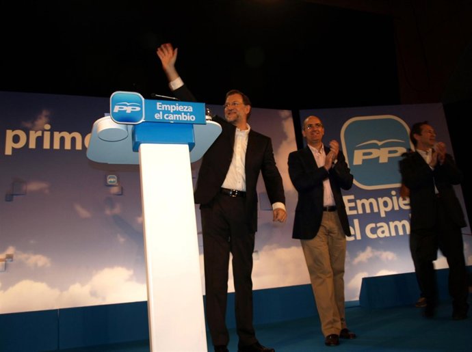 Mariano Rajoy Saluda Al Público En El Mitin Celebrado En Salamanca