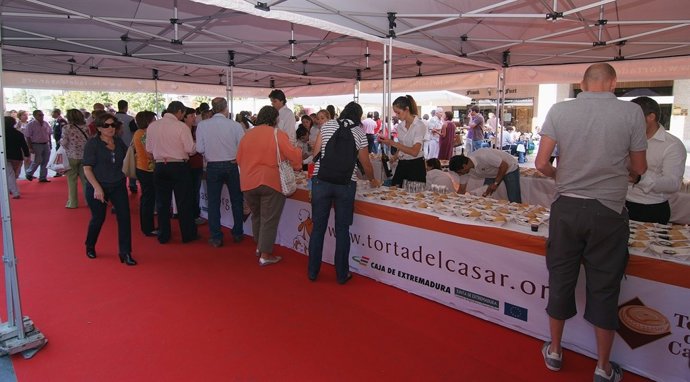 Degustación Torta Del Casar Y Ribera Del Guadiana DO En La Plaza De Felipe II