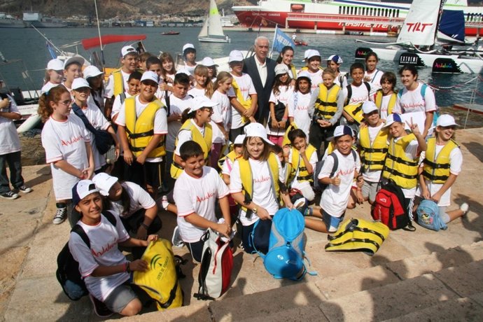 Luciano Alonso Con Niños Del Aula Del Mar
