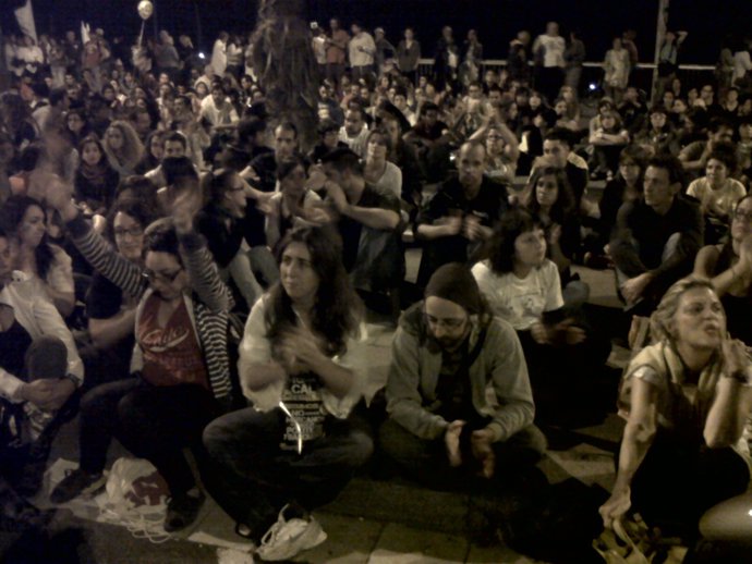 'Indignados' Frente Al Hospital Del Mar De Barcelona El 15-O