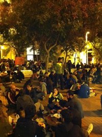 Los 'indignados' okupan un edificio de Barcelona para ocho familias desahuciadas