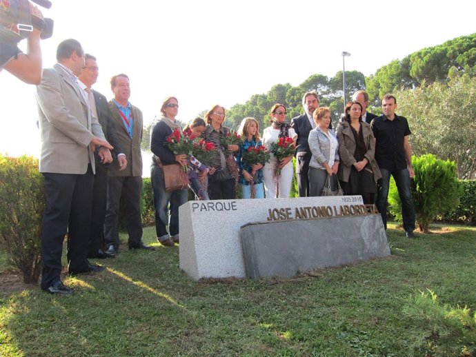 Monumento A Labordeta En El Parque Grande