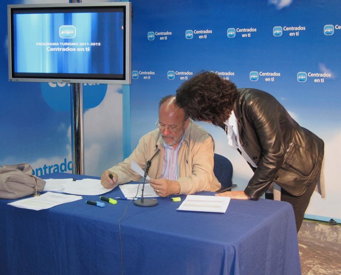 León De La Riva Junto A Mercedes Cantalapiedra