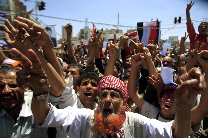 Manifestantes Piden La Dimisión Del Presidente De Yemen