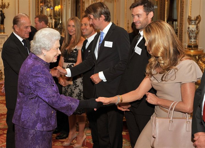 Hugh Jackman Y Elle Macpherson Con La Reina Isabel II