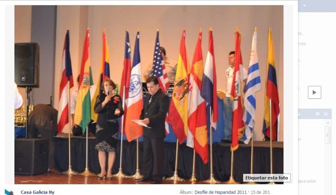 Bandera Preconstitucional En El Acto De La Hispanidad En La Casa De Galicia