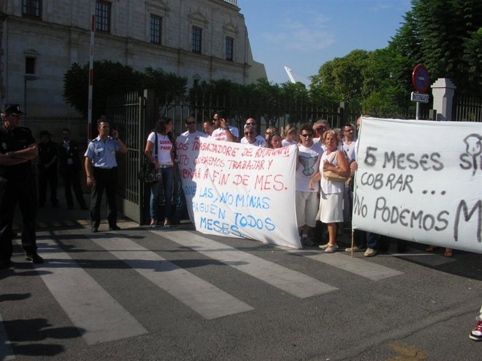 Trabajadores Del Ayuntamiento De Valverde Se Manifiestan En El Parlamento.