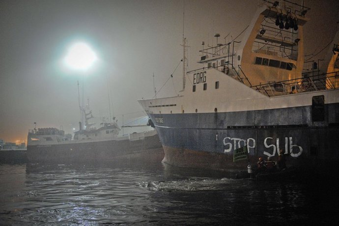 Green Peace Realiza Pintadas En Algunos Arrastreros En Vigo