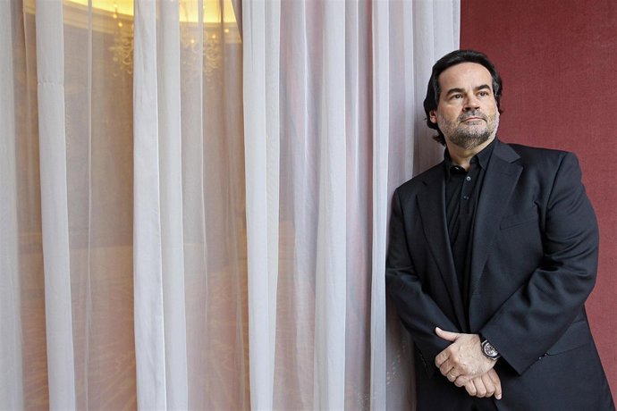 El tenor José Bros posa en la presentación de 'Werther'