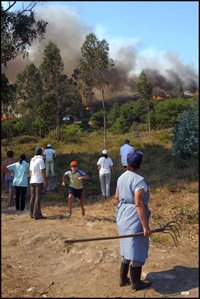 El fuego que empezó el sábado en Castro Escuadro (Maceda) se descontroló y afecta a espacio Red Natura 2000