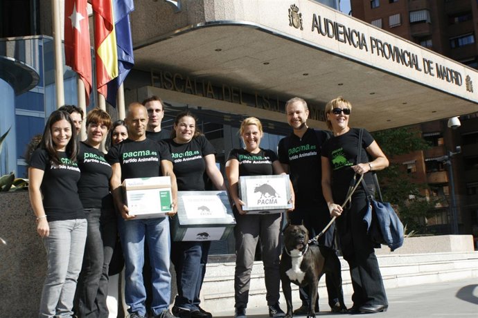 Miembros Del Partido Animalista Durante La Recogida De Avales