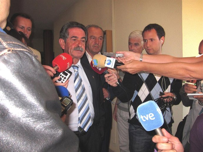 Revilla Registra La Candidatura Del PRC A Las Elecciones Del 20-N