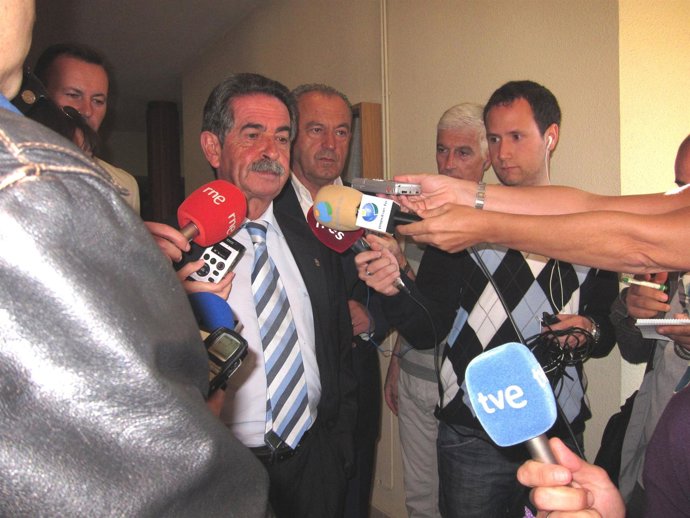 Revilla Registra La Candidatura Del PRC A Las Elecciones Del 20-N