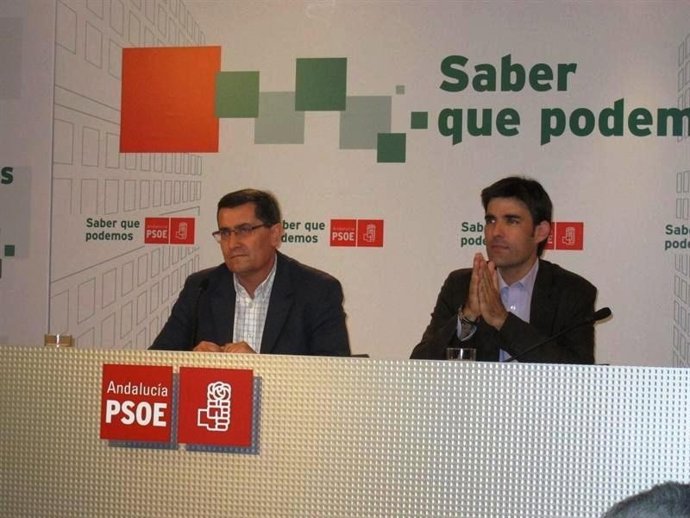 El Secretario De Organización Del PSOE De Granada, José Entrena (Izq.)