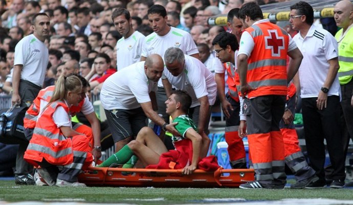 Vadillo, En El Momento De Ser Retirado En Camilla Del Bernabéu