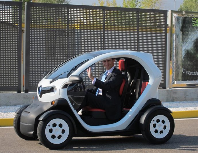 El Príncipe De Asturias A Bordo De Un Twizy, El Primer Vehículo Eléctrico Españo