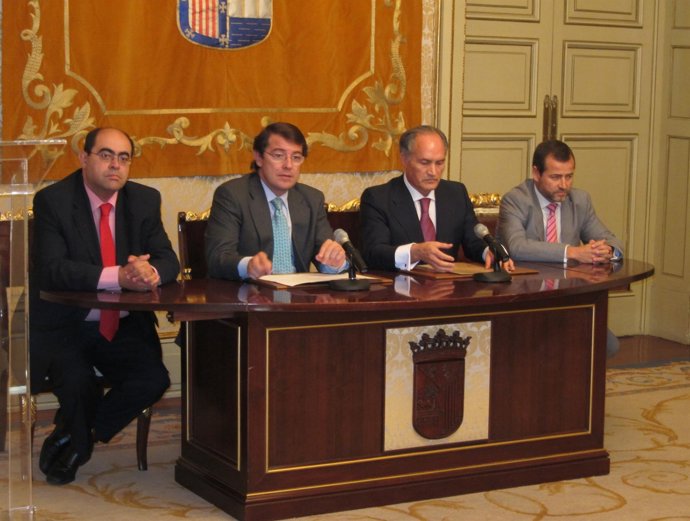 Fernández Mañueco Y Evaristo Del Canto