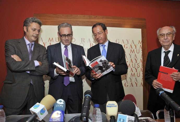 Cámara Junto Con Escritor Antonio Botías, Director De La Verdad Y Pérez Crespo