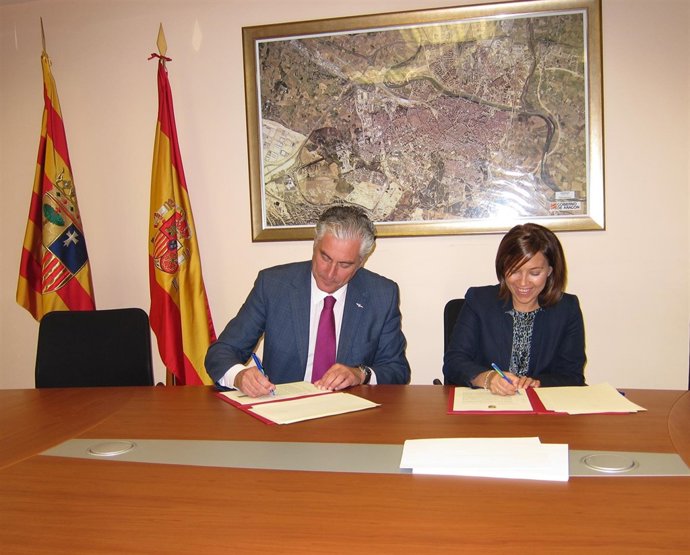 El Consejero Antonio Suárez Y La Alcaldesa Ana Alós En La Firma Del Convenio