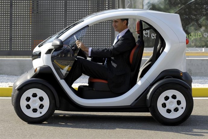 Don Felipe Al Volante Del Renault Twizy