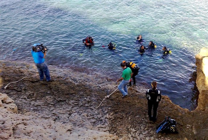 Trabajos De Retirada De Los Residuos En La Isla De Benidorm 
